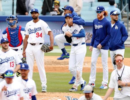 　パイレーツに勝利しチームメートを迎える際、Ｔ・ヘルナンデス（奥）に飛びつかれるドジャース・大谷（共同）