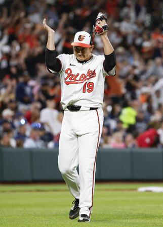 　５回、ゴールドシュミットの大飛球を中堅手ムリンスが好捕、グラブをたたく菅野（共同）