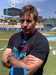 【動画】ド軍の一塁コーチだった敵将の元にナインが続々！懐かし再会でリング授与　めっちゃいい雰囲気