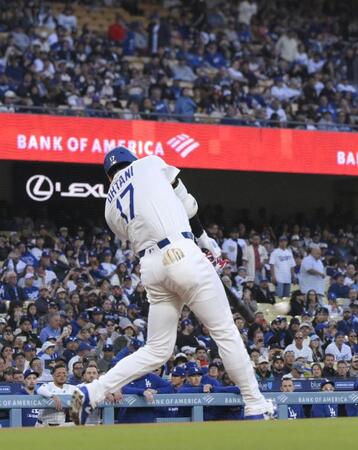 　１回、右前打を放つ大谷（共同）