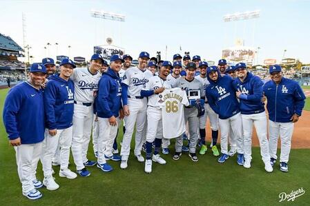 　マーリンズ・マカロー監督を囲む大谷（左）らドジャースナイン（ロサンゼルス・ドジャース提供）