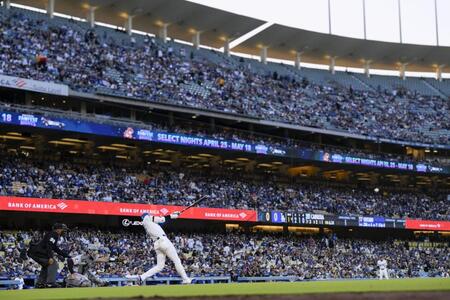 　１回、右前打を放つ大谷（共同）