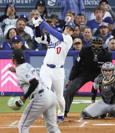 　１回、右前打を放つ大谷（共同）