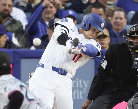 　１回、右前打を放つ大谷（共同）