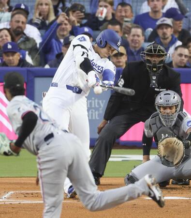 　１回、右前打を放つ大谷（共同）