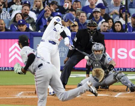 　１回、右前打を放つ大谷（共同）