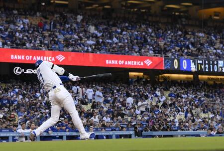 　１回、右前打を放つ大谷（共同）