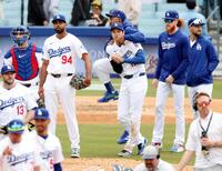 　パイレーツに勝利しチームメートを迎える際、Ｔ・ヘルナンデス（奥）に飛びつかれるドジャース・大谷（共同）