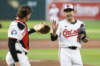 　２回を投げ終え、捕手ラッチマン（左）とタッチを交わす菅野（共同）