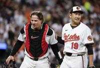 　５回を投げ終え、捕手ラッチマンと笑顔の菅野（共同）