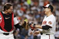 　５回を投げ終え、笑顔で捕手ラッチマンとタッチを交わす菅野（共同）