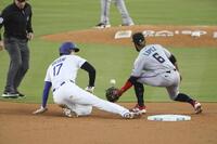 　１回、二盗を決める大谷（共同）