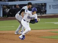 　　１回、二盗する大谷（共同）