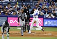 　１回、フリーマンの適時打で生還する大谷（共同）