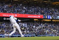 　１回、右前打を放つ大谷（共同）