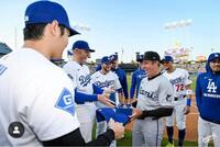 ＼半額SALE／ 大谷翔平 MVPトリオの笑顔が尊い ヘルメットゴツンの元コーチ 応援グッズ