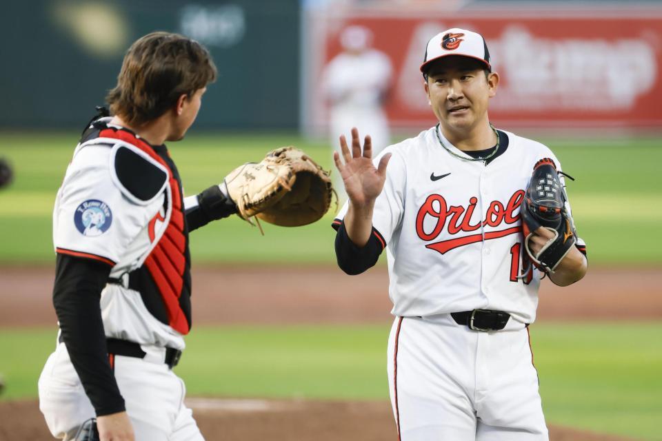 　２回を投げ終え、捕手ラッチマン（左）とタッチを交わす菅野（共同）