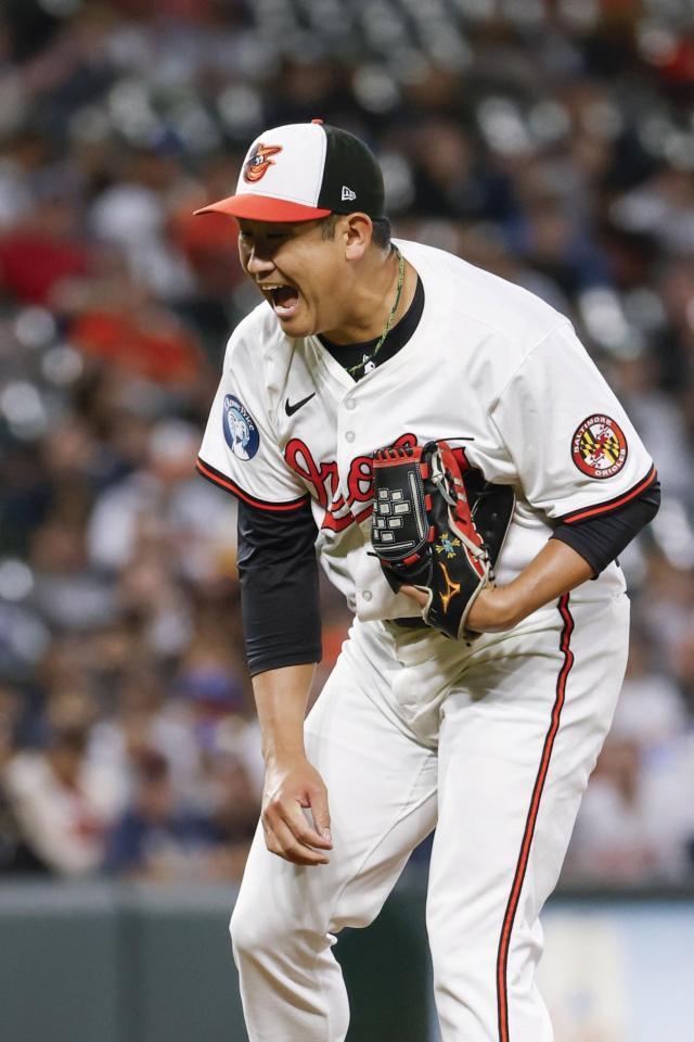 　５回、ジャッジを空振り三振に仕留め、雄たけびを上げる菅野（共同）