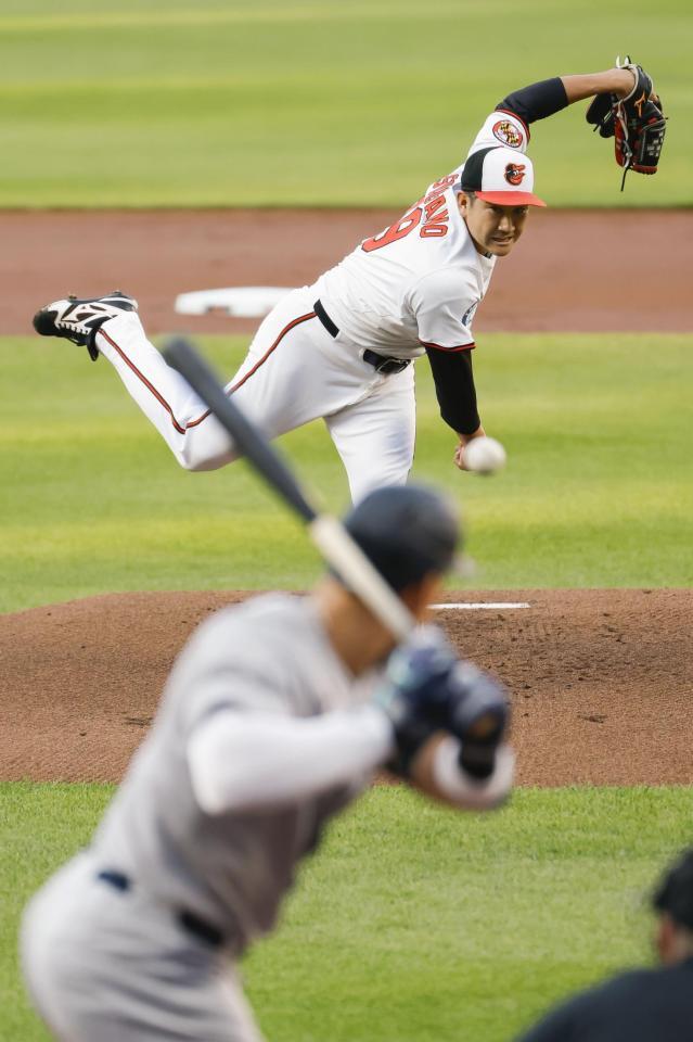 　１回、ジャッジと対戦する菅野（共同）