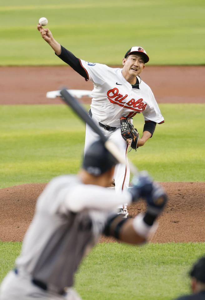 　１回、ジャッジと対戦する菅野（共同）