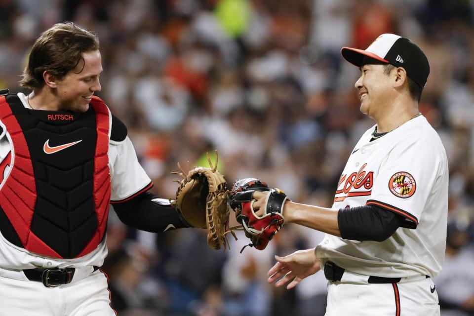 　５回を投げ終え、笑顔で捕手ラッチマンとタッチを交わす菅野（共同）