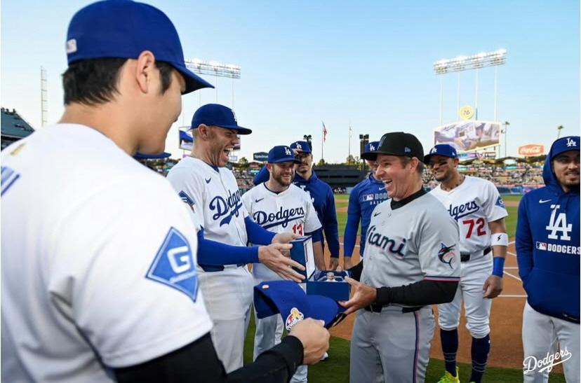 ドジャース 大谷、ベッツ、フリーマンらが試合前に敵将のもとへ