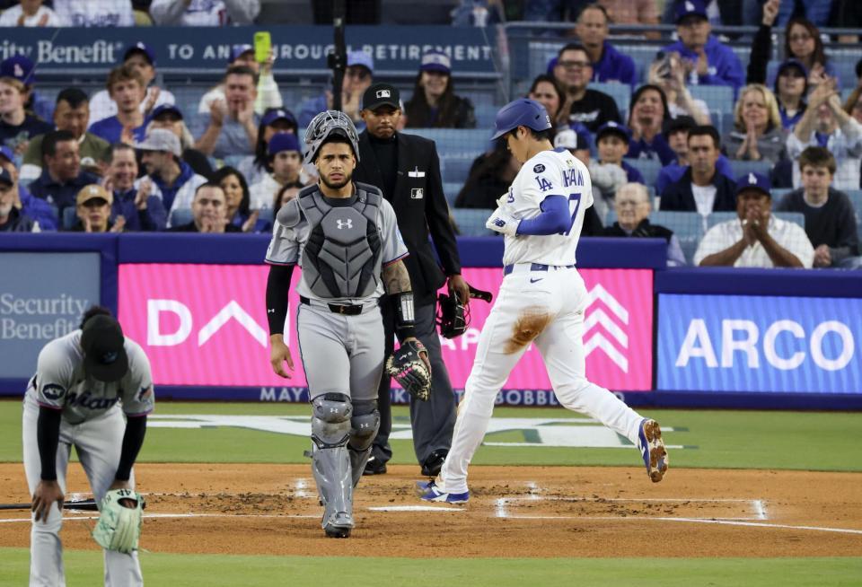 　１回、フリーマンの適時打で生還する大谷（共同）