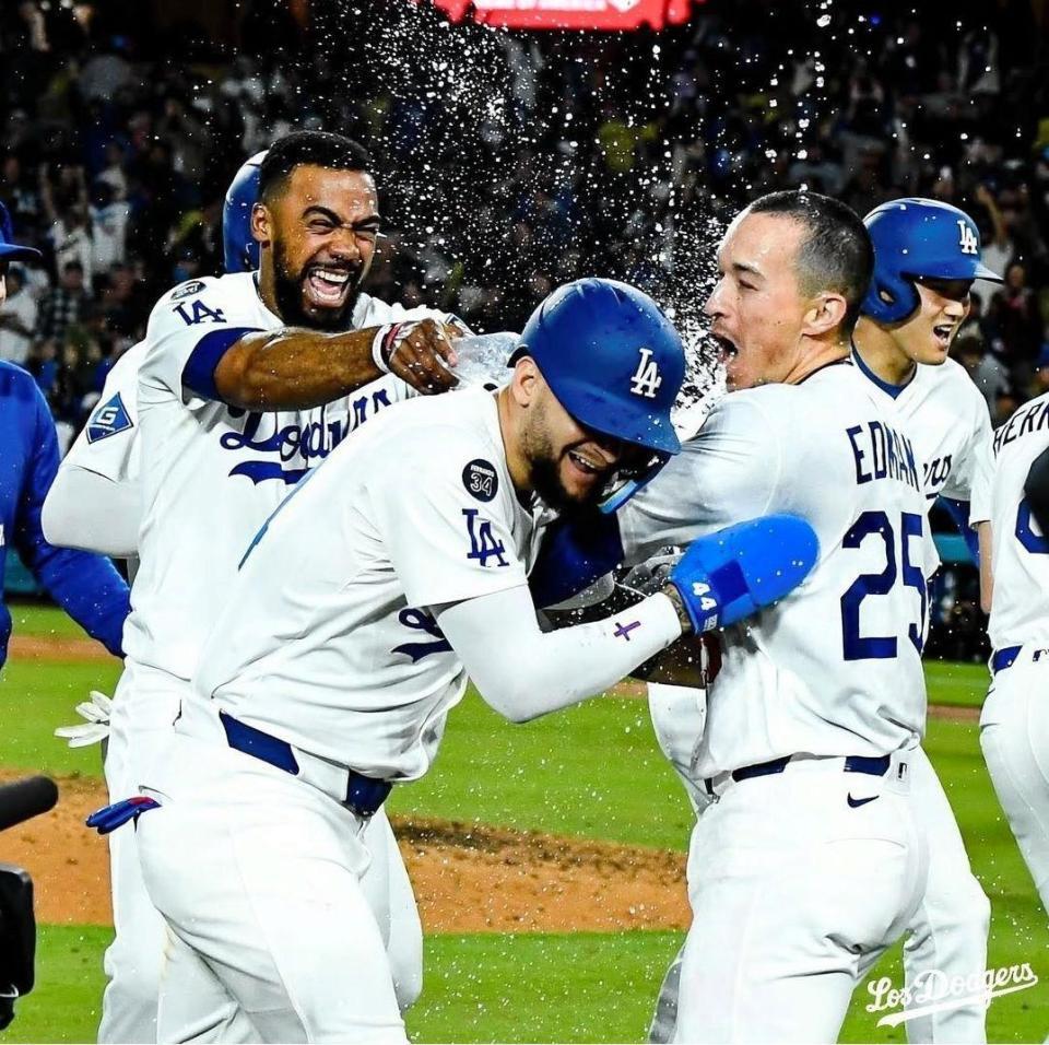 　サヨナラ勝ちし、喜ぶ大谷（右）らドジャースナイン（ロサンゼルス・ドジャース提供）
