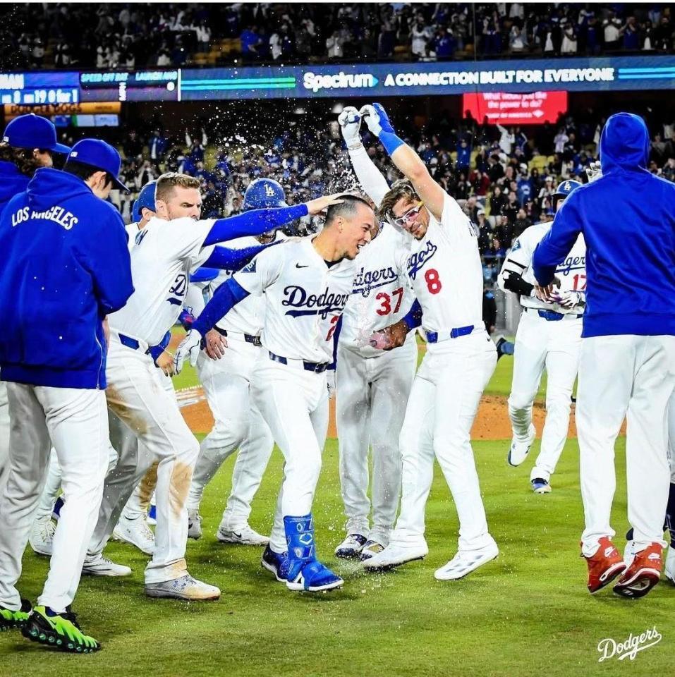 　サヨナラ勝ちし、喜ぶドジャースナイン（ロサンゼルス・ドジャース提供）