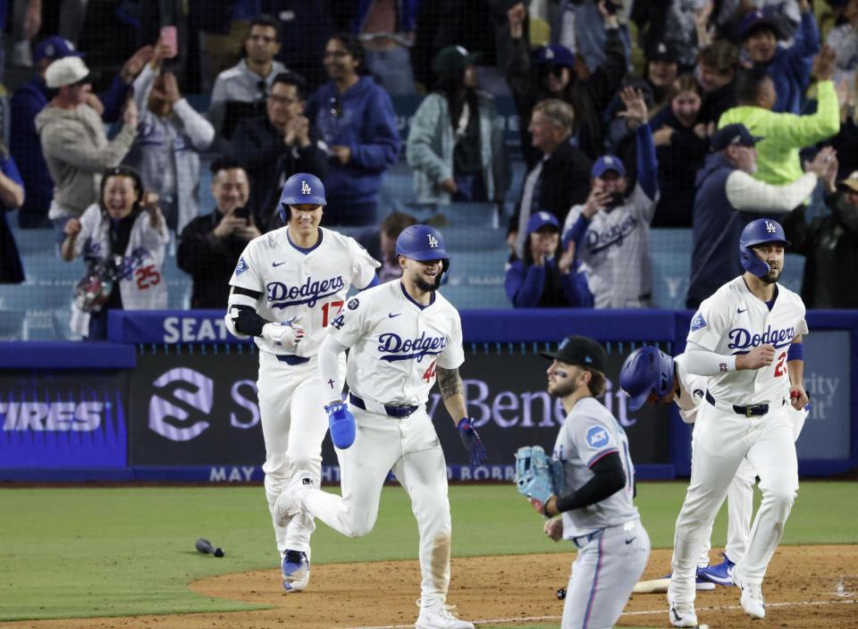 　逆転サヨナラ勝ちし、喜ぶ大谷（左端）＝共同