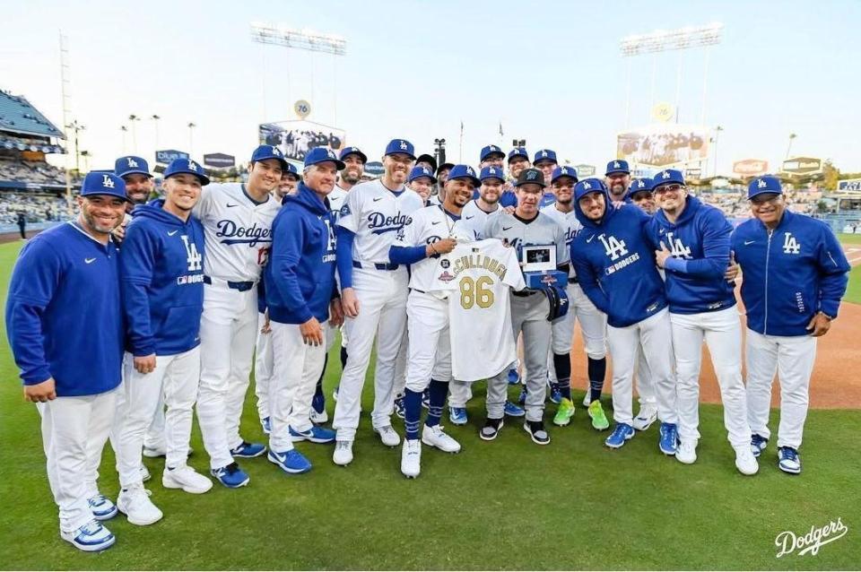 マーリンズ・マカロー監督を中心に記念撮影するドジャースナイン（ロサンゼルス・ドジャース提供）