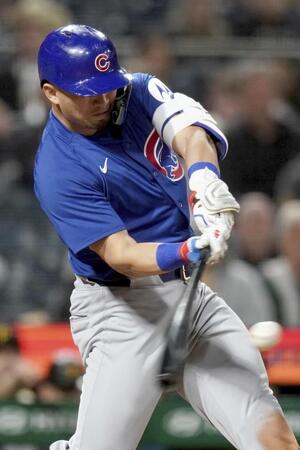 　パイレーツ戦の７回、７号２ランを放つカブス・鈴木（ＡＰ＝共同）