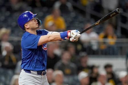 　パイレーツ戦の７回、７号２ランを放つカブス・鈴木＝ピッツバーグ（ＡＰ＝共同）