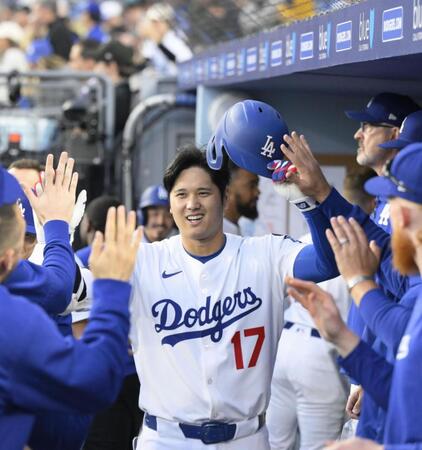 　マーリンズ戦の１回、７号となる先頭打者本塁打を放ち、ベンチで迎えられるドジャース・大谷＝ロサンゼルス（共同）