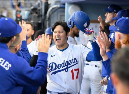 　マーリンズ戦の１回、７号となる先頭打者本塁打を放ち、ベンチで迎えられるドジャース・大谷＝ロサンゼルス（共同）