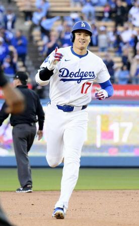 　マーリンズ戦の１回、７号となる先頭打者本塁打を放ち、笑顔で塁を回るドジャース・大谷＝ロサンゼルス（共同）