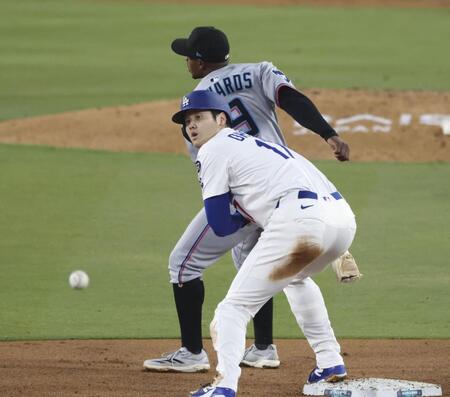 　マーリンズ戦の２回、二盗を決めたドジャース・大谷＝ロサンゼルス（共同）