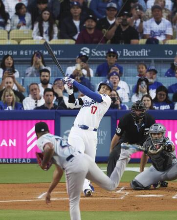 　マーリンズ戦の１回、７号となる先頭打者本塁打を放つドジャース・大谷。投手アルカンタラ＝ロサンゼルス（共同）