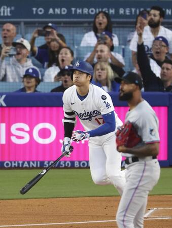 　マーリンズ戦の１回、７号となる先頭打者本塁打を放つドジャース・大谷。投手アルカンタラ＝ロサンゼルス（共同）