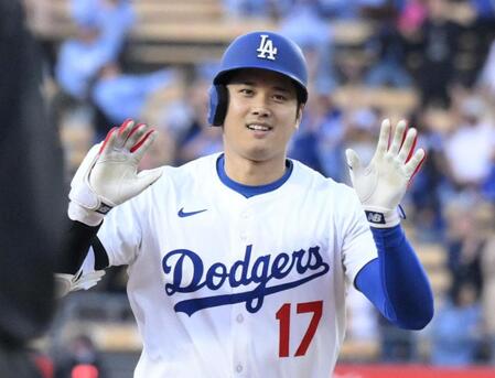 　マーリンズ戦の１回、７号となる先頭打者本塁打を放ち塁を回るドジャース・大谷＝ロサンゼルス（共同）