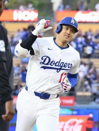 　マーリンズ戦の１回、７号となる先頭打者本塁打を放ち塁を回るドジャース・大谷＝ロサンゼルス（共同）