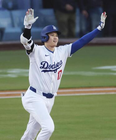 　マーリンズ戦の１回、７号となる先頭打者本塁打を放ち塁を回る大谷（共同）