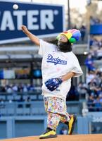 　始球式を務める村上隆さん（共同）