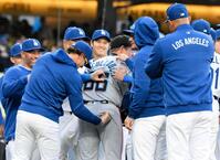 　昨年までドジャースのコーチだったマーリンズのマッカロー監督（中央）と交流する大谷（同奥）ら（共同）