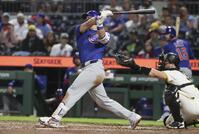 　パイレーツ戦の７回、７号２ランを放つ鈴木（イマジンイメージズ・ロイター＝共同）