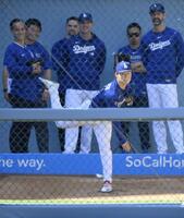 　ブルペンで投球練習するドジャース・山本＝ロサンゼルス（共同）