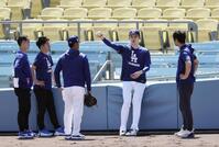 　試合前、ボールを手にスタッフと話す佐々木（共同）