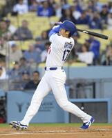 　マーリンズ戦の１回、７号となる先頭打者本塁打を放つ大谷（共同）