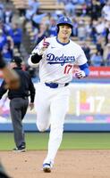 　マーリンズ戦の１回、７号となる先頭打者本塁打を放ち、笑顔で塁を回るドジャース・大谷＝ロサンゼルス（共同）