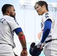 　テオスカー・ヘルナンデスと大谷翔平（ロサンゼルス・ドジャース提供）